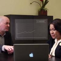 d'Vinci strategist meets with client around a laptop